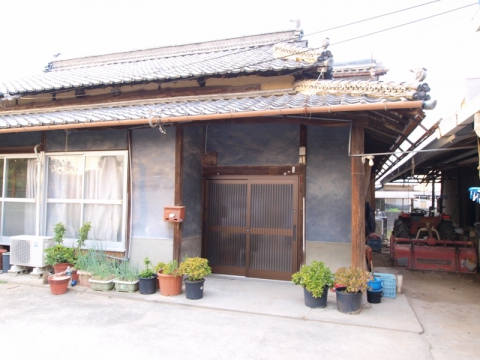 【坂出川津町店】築100年になるお家の木製の玄関引戸を、オーダーサイズで取替えました